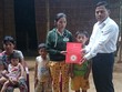 Đại diện Bảo Minh trao tiền bồi thường cho gia đình khách hàng