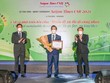 Ông Bùi Quang Nam - Phó tổng giám đốc Kinh doanh Hanwha Life Việt Nam nhận chứng nhận Doanh nghiệp có nhiều đóng góp cho cộng đồng tại Saigon Times CSR 2021