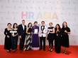 Đội ngũ Manulife Việt Nam chụp hình cùng Ban tổ chức HR Asia Awards
