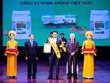 TS. Nguyễn Bá Thủy - Nguyên thứ trưởng Bộ Y tế và PGS.TS Trần Đáng - Chủ tịch Hiệp hội Thực phẩm chức năng Việt Nam (VAFF) trao cúp vàng và chứng nhận cho Ông Nguyễn Phương Sơn – Giám đốc Đối ngoại Amway Việt Nam