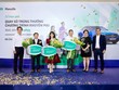 Đại diện Manulife Việt Nam trao giải cho các khách hàng trúng xe ô tô