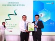Ông Nguyễn Văn Hiếu, Thứ trưởng Bộ Kế hoạch và Đầu tư trao giải Báo cáo Phát triển bền vững cho đại diện Tập đoàn Bảo Việt