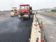 Thi công tuyến đường trục chính từ Cảng hàng không quốc tế Vân Đồn đến Khu phức hợp nghỉ dưỡng giải trí cao cấp Vân Đồn. (Ảnh: báo Quảng Ninh).