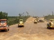 Mặt bằng cho dự án cao tốc Bắc-Nam hiện vẫn còn "xôi đỗ" ở một số địa phương. Ảnh: VGP.