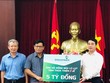 Thay mặt Vietcombank, ông Nghiêm Xuân Thành Chủ tịch HĐQT (ngoài cùng bên phải) trao số tiền 5 tỷ đồng ủng hộ đồng bào tỉnh Thừa Thiên Huế