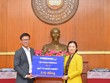 Đại diện lãnh đạo Tập đoàn Phenikaa trao số tiền ủng hộ tới Quỹ Vì Người nghèo cho Bà Trương Thị Ngọc Ánh - Phó Chủ tịch Uỷ ban Trung Ương Mặt trận tổ quốc Việt Nam