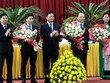 Chủ tịch UBND tỉnh Thái Bình Nguyễn Khắc Thận cùng Phó chủ tịch thường trực UBND tỉnh Nguyễn Quang Hưng tặng hoa chúc mừng tân Phó chủ tịch HĐND tỉnh và tân Phó chủ tịch UBND tỉnh.