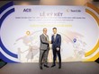 Ông Larry Madge, Tổng giám đốc Sun Life Việt Nam và ông Trần Hùng Huy, Chủ tịch HĐQT Ngân hàng ACB tại Lễ ký thỏa thuận hợp tác