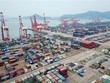 Hàng hóa xếp tại Liên Vân Cảng, tỉnh Giang Tô, Trung Quốc. (Nguồn: AFP/TTXVN)