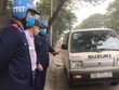 Thanh tra giao thông - vận tải (Sở Giao thông - Vận tải Hà Nội) nhắc nhở một trường hợp tài xế dừng đỗ sai quy định ở trung tâm thành phố.