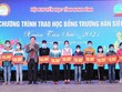 Phó Chủ tịch thường trực UBND tỉnh Ninh Bình trao học bổng giải Golf vì học sinh vượt khó, hiếu học tài trợ cho Quỹ khuyến học Trương Hán Siêu cho học sinh tỉnh Ninh Bình có hoàn cảnh khó khăn vươn lên học tập.