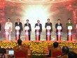 Thủ tướng cùng các đại biểu thực hiện nghi thức khai trương hệ thống cơ sở dữ liệu quốc gia về dân cư và hệ thống sản xuất cấp và quản lý căn cước công dân (Ảnh VGP)
