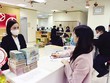 Lãi suất được dự báo có thể tăng lên, tạo thêm sức hấp dẫn cho tiền gửi ngân hàng. Trong ảnh: Giao dịch tại SEABank. Ảnh: Đ.T