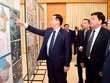 Lãnh đạo TP Hà Nội và Bộ Xây dựng xem bản đồ quy hoạch phân khu nội đô lịch sử được trưng bày tại trụ sở UBND quận Hoàn Kiếm.