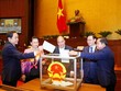 Quốc hội bỏ phiếu kín bầu ba Phó chủ tịch Quốc hội mới, Phó chủ tich Quốc hội Đỗ Bá Tỵ (ngoài cùng bên phải) vẫn giữ nguyên chức vụ. 