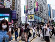Người dân đeo khẩu trang phòng dịch Covid-19 tại Hong Kong. Ảnh: AFP/TTXVN