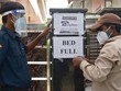 Nhân viên an ninh tại một bệnh viện tư nhân ở thành phố Allahabad, Ấn Độ thông báo hôm 22/4 tới người dân rằng bệnh viện này đã hết giường. Ảnh: AFP