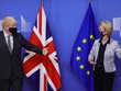 Thủ tướng Anh Boris Johnson (bìa trái) được Chủ tịch Ủy ban châu Âu Ursula von der Leyen chào đón tại tòa nhà Berlaymont, trụ sở EU ở Brussels vào ngày 9/12/2020. Ảnh: AFP