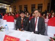 Nhà giáo Lương Vĩnh Khang (bên trái) chụp cùng TS. Phăn Khăm, Ủy viên Bộ Chính trị Đảng Nhân dân cách mạng Lào, Bí thư, Chủ tịch tỉnh Sầm Nưa (nay là Thủ tướng Chính phủ Lào).
