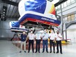 Ông Lương Thế Phúc (Phó tổng Giám đốc phụ trách Đào tạo của Vietjet), ông Nguyễn Thành Long (Học viên), ông William Tauzin (Giám đốc AVTC), Cơ trưởng Jean-Philippe Rousseau (Trưởng phòng Huấn luyện bay AVTC), ông Triệu Trường Giang (Học viên) và Ông Trần Hữu Quốc (Giám đốc VJAA).