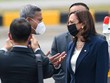 Phó tổng thống Mỹ Kamala Harris (bìa phải) được Ngoại trưởng Singapore Vivian Balakrishnan (bìa trái) chào đón tại Căn cứ không quân Paya Lebar, Singapore vào ngày 22/8. Ảnh: AFP
