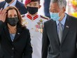 Phó tổng thống Mỹ Kamala Harris (bìa trái) được Thủ tướng Singapore Lý Hiển Long (bìa phải) chào đón tại Istana, Singapore vào ngày 23/8. Ảnh: AFP