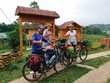 Du khách nước ngoài thích thú với các tour trải nghiệm farmstay. Ảnh: Thành 