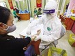 Trong cuộc chiến với Covid-19, những cán bộ suy thoái, dính vào tiêu cực không chỉ đánh mất mình, mà còn đánh mất niềm tin của Đảng, của Nhân dân, ảnh hưởng đến uy tín của các lực lượng tuyến đầu, gồm hàng chục ngàn y bác sĩ đã vất vả ngày đêm, chịu đựng vô vàn gian khổ, hy sinh... Trong ảnh: Cán bộ CDC Hà Nội lấy mẫu xét nghiệm cho người dân. Ảnh: Đức Thanh