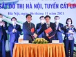 Ông Nguyễn Ngọc Đông, Thứ trưởng Bộ GTVT và ông Dương Đức Tuấn, Phó chủ tịch UBND Tp Hà Nội trao biên bản bàn giao công trình đường sắt đô thị Cát Linh - Hà Đông.