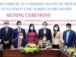 Chủ tịch UBND tỉnh Nguyễn Hương Giang và ông JONGRIP JI, Chủ tịch Công ty Amkor ký kết thỏa thuận phát triển dự án Nhà máy Sản xuất, lắp ráp và thử nghiệm vật liệu bán dẫn