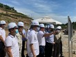 Đại diện doanh nghiệp dự án báo cáo Thứ trưởng Lê Anh Tuấn tình hình thi công cao tốc Cam Lâm - Vĩnh Hảo tại chuyến kiểm tra hiện trường dự án vào giữa tháng 10/2021