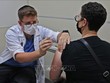 Nhân viên y tế Israel tiêm vaccine phòng COVID-19 cho người dân tại Jerusalem, ngày 20/8/2021. Ảnh: AFP/TTXVN