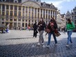  Người dân đeo khẩu trang phòng dịch COVID-19 khi lưu thông trên đường phố ở thủ đô Brussels, Bỉ. Ảnh: THX/TTXVN
