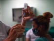 Nhân viên y tế tiêm vaccine phòng COVID-19 cho người dân tại Cienfuegos, Cuba, ngày 30/5/2021. Ảnh minh họa: AFP/TTXVN 