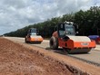 Máy móc lu đường sau khi cấp phối đá dăm trên cao tốc Phan Thiết-Dầu Giây. (Ảnh: Công Phong/TTXVN)