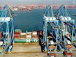 Bốc dỡ hàng hóa tại cảng Thanh Đảo ở tỉnh Sơn Đông (Trung Quốc). (Ảnh: THX/TTXVN)