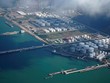 Các bồn chứa dầu và khí đốt tại kho dầu ở Chu Hải, Trung Quốc. Ảnh: Reuters