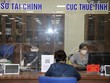 Cán bộ Sở Tài chính và Cục Thuế tỉnh Yên Bái hướng dẫn các thủ tục hành chính tại Trung tâm hành chính công của tỉnh. Ảnh minh họa: Tiến Khánh/TTXVN