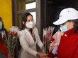 Bà Nguyễn Thị Hạnh, Phó chủ tịch UBND tỉnh Quảng Ninh tặng hoa cho khách du lịch xông đất đầu năm mới.