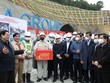 Thủ tướng Phạm Minh Chính tặng quà mừng Xuân, động viên cán bộ, kỹ sư Tập đoàn Đèo Cả thi công Dự án cao tốc Mai Sơn - QL45.