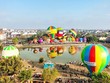 Phố cổ Hội An rực rỡ sắc màu của khinh khí cầu.