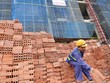 Giá nhiều loại vật liệu xây dựng như gạch, cát, xi-măng... tăng phi mã thời gian qua. Ảnh: Dũng Minh