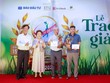 Chủ tịch Giải golf từ thiện thường niên Vì trẻ em Việt Nam Võ Hồng Phúc (bìa trái) và Madame Nguyễn Thị Nga, Chủ tịch Tập đoàn BRG chúc mừng các tay golf có thành tích tốt tại giải đấu lần thứ 15.