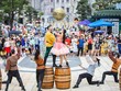Du khách xem show diễn tại Sun World Ba Na Hills