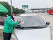 Nhân viên VETC dán thẻ Etag cho các phương tiện lưu thông qua cao tốc Hà Nội - Hải Phòng.