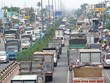 Các doanh nghiệp kinh doanh dịch vụ vận tải, logistics đang phải “thắt lưng, buộc bụng” chờ cơn bão giá qua Ảnh: Lê Quân