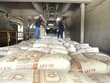Nhiều công ty xi măng vẫn tiếp tục nâng công suất. Trong ảnh: sản xuất xi măng tại Vicem Hà Tiên