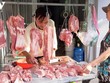 Giá thịt lợn tại chợ vẫn neo cao.