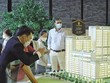 Gia đình người nước ngoài tìm hiểu dự án để mua nhà ở tại Khu đô thị Phú Mỹ Hưng (TP.HCM). Ảnh: Lê Toàn
