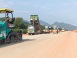 Thi công tại Dự án Xây dựng một số đoạn đường bộ cao tốc trên tuyến Bắc - Nam phía Đông, đoạn Cam Lộ - La Sơn. Ảnh: A.M